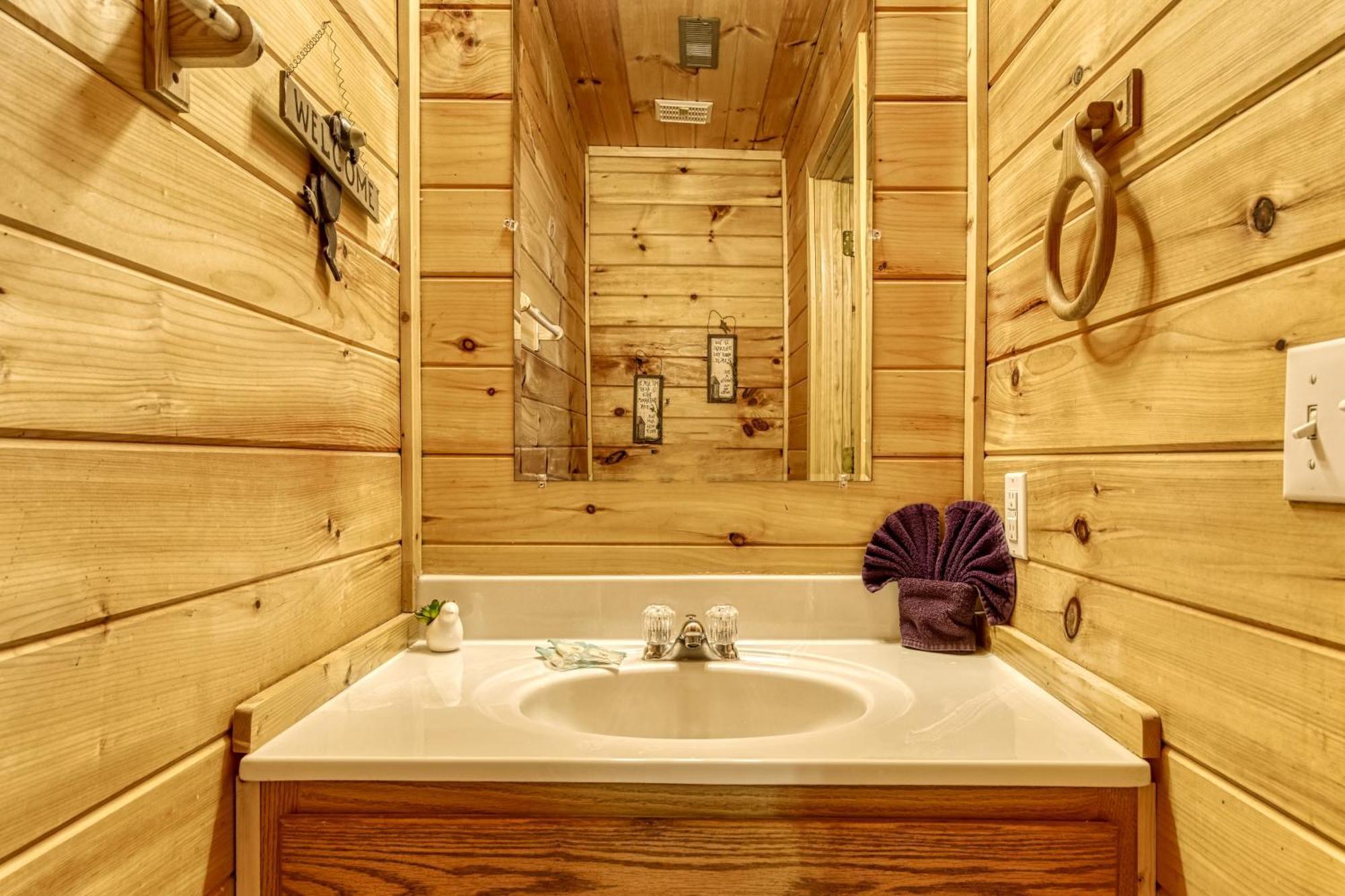 Suite Sensations, Hot Tub, Pool Table, 1089 Free Tickets Each Paid Day, Dollywood And More Pigeon Forge Exterior photo