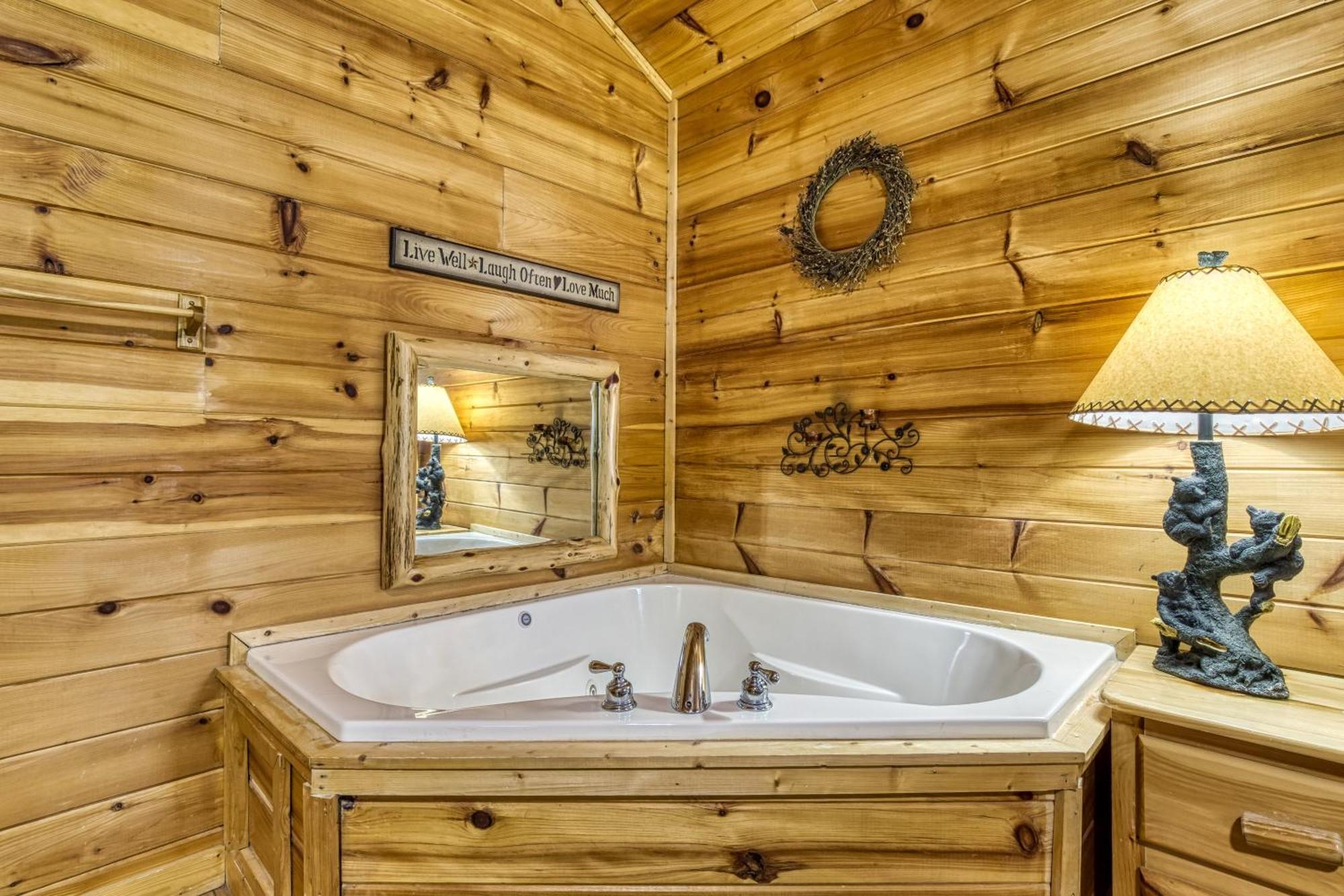Suite Sensations, Hot Tub, Pool Table, 1089 Free Tickets Each Paid Day, Dollywood And More Pigeon Forge Exterior photo