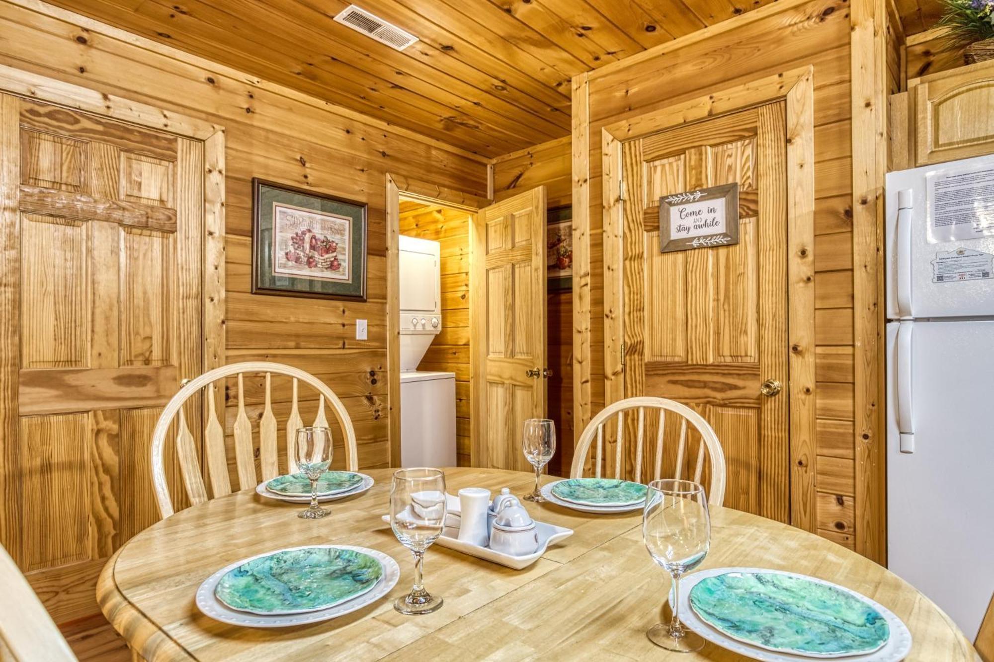 Suite Sensations, Hot Tub, Pool Table, 1089 Free Tickets Each Paid Day, Dollywood And More Pigeon Forge Exterior photo